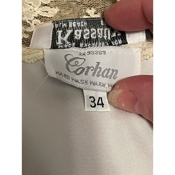 Corhan off white short nightgown with lace trim and bow design - Picture 3 of 10